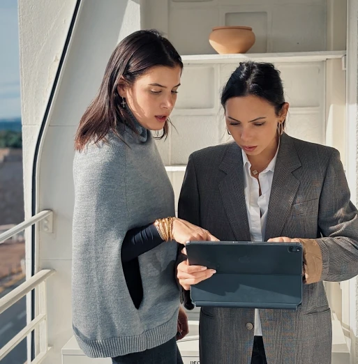 Collaboration entre experts-comptables au sein du cabinet OVCE, accompagnant les entreprises à Paris, Marseille et Bastia.