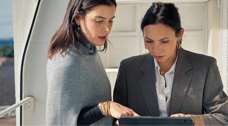 Collaboration entre experts-comptables au sein du cabinet OVCE, accompagnant les entreprises à Paris, Marseille et Bastia.