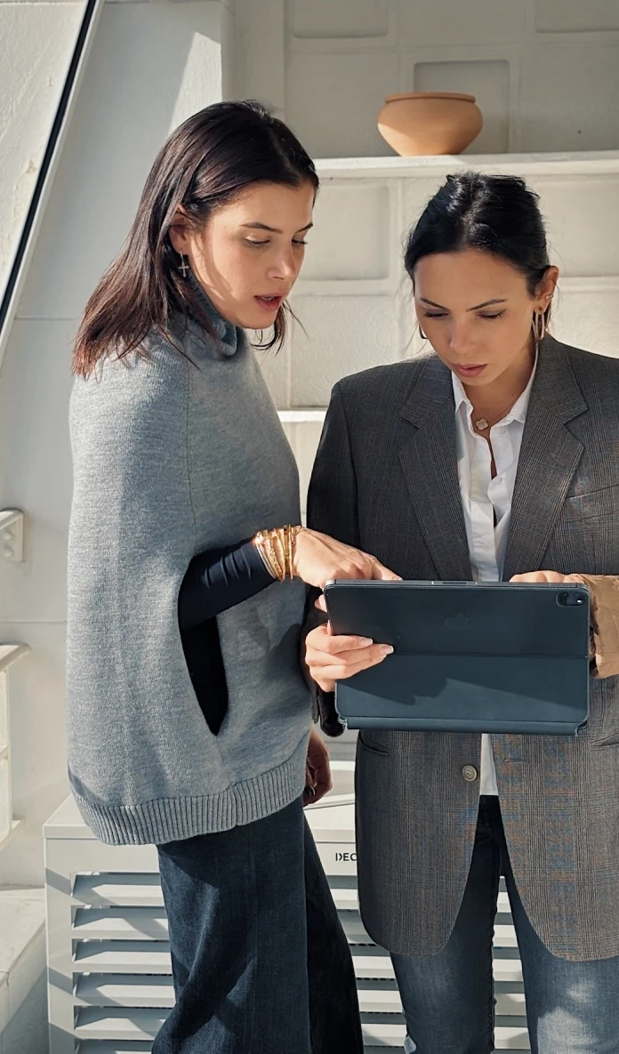 Collaboration entre experts-comptables au sein du cabinet OVCE, accompagnant les entreprises à Paris, Marseille et Bastia.