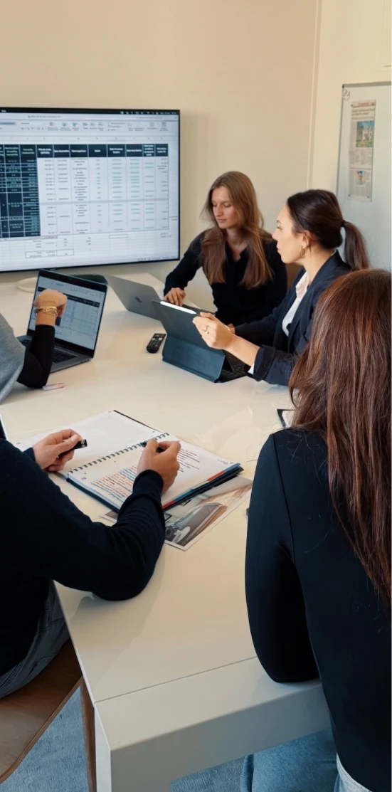 Réunion d'experts-comptables au cabinet OVCE, offrant des solutions adaptées aux besoins de création et de gestion d'entreprise.