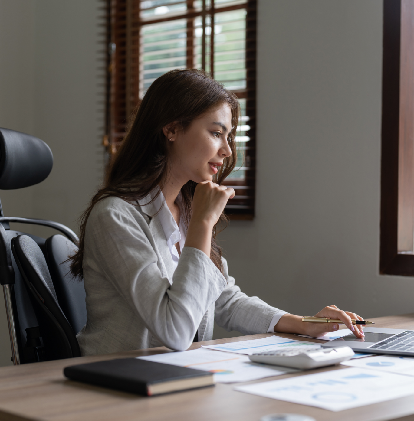 une femme expert-comptable qui utilsie un ordinateur