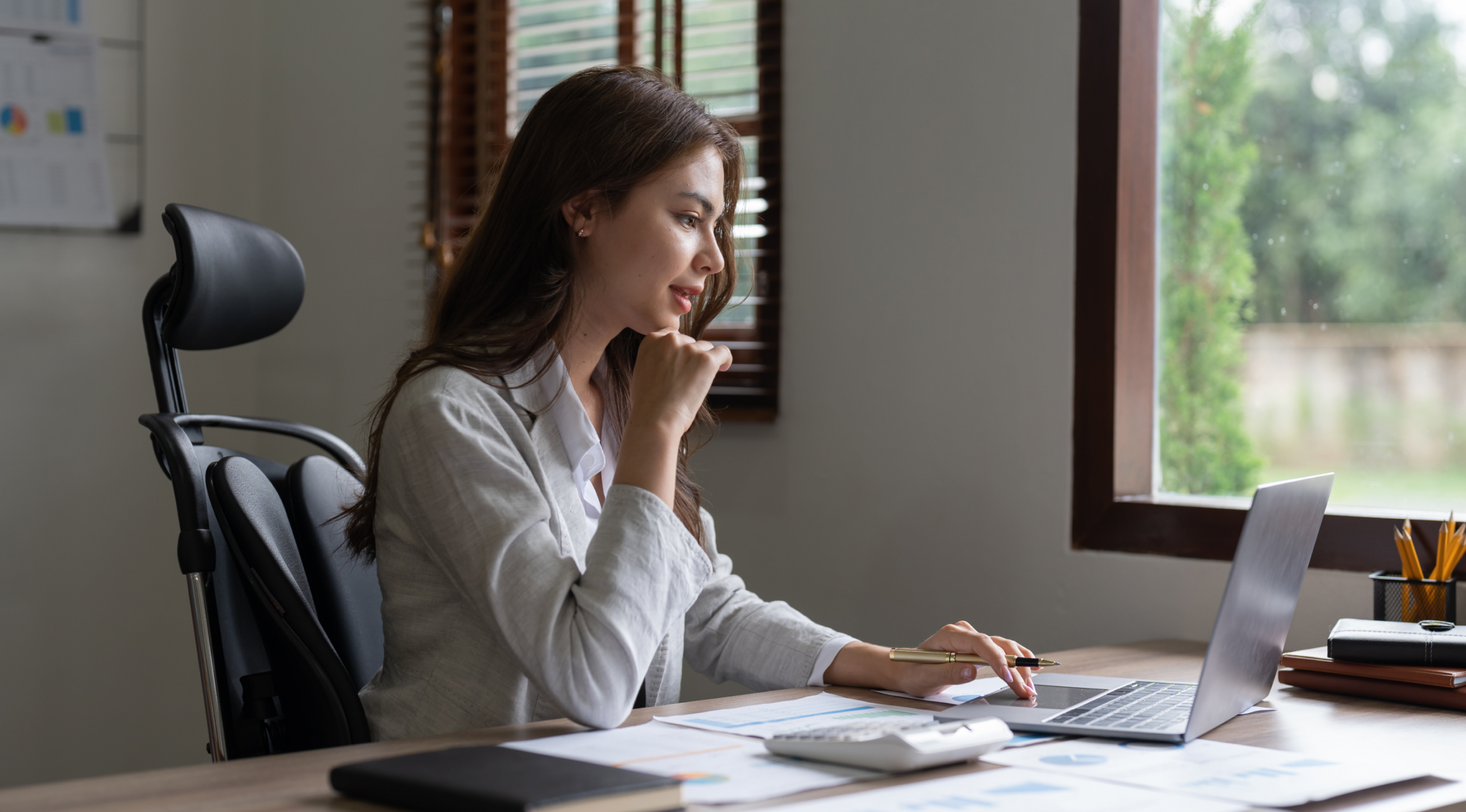 une femme expert-comptable qui utilsie un ordinateur