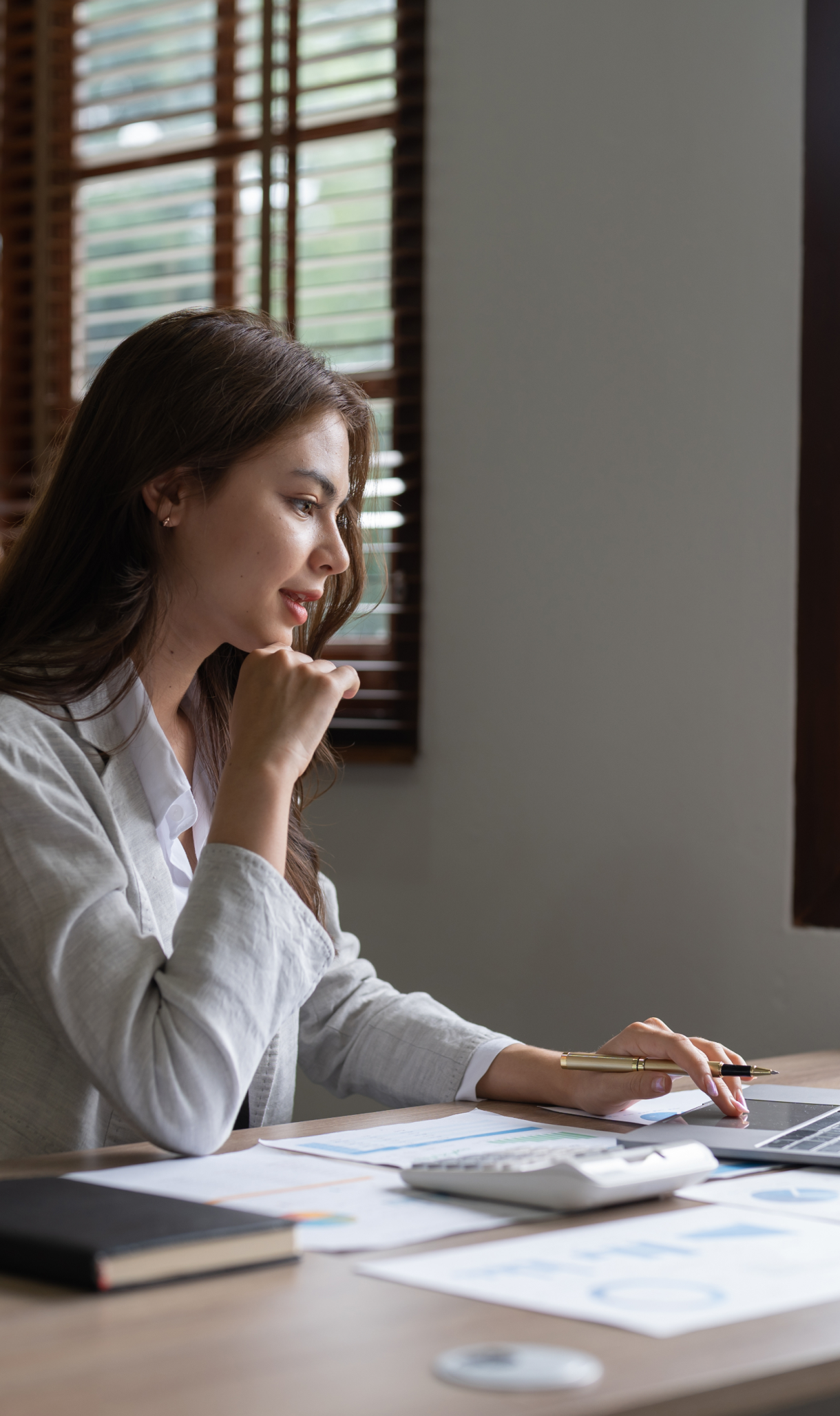 une femme expert-comptable qui utilsie un ordinateur