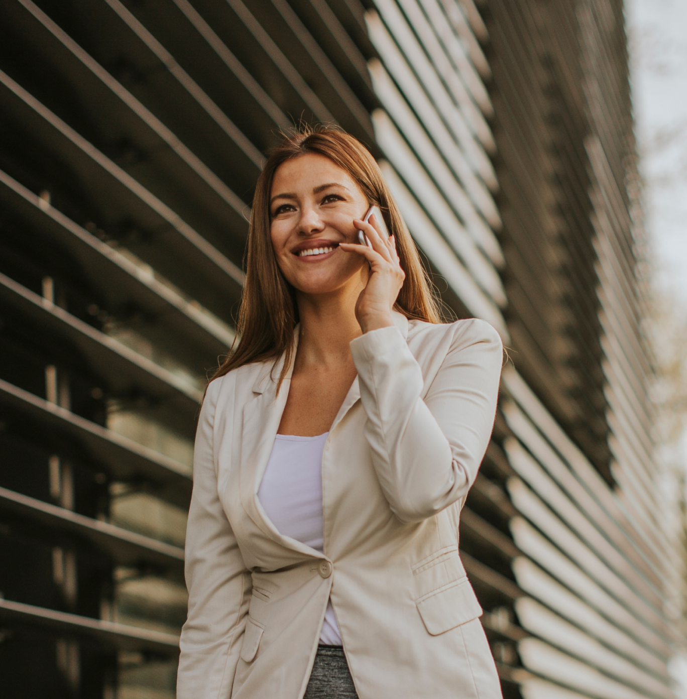 une femme qui téléphone dans la rue