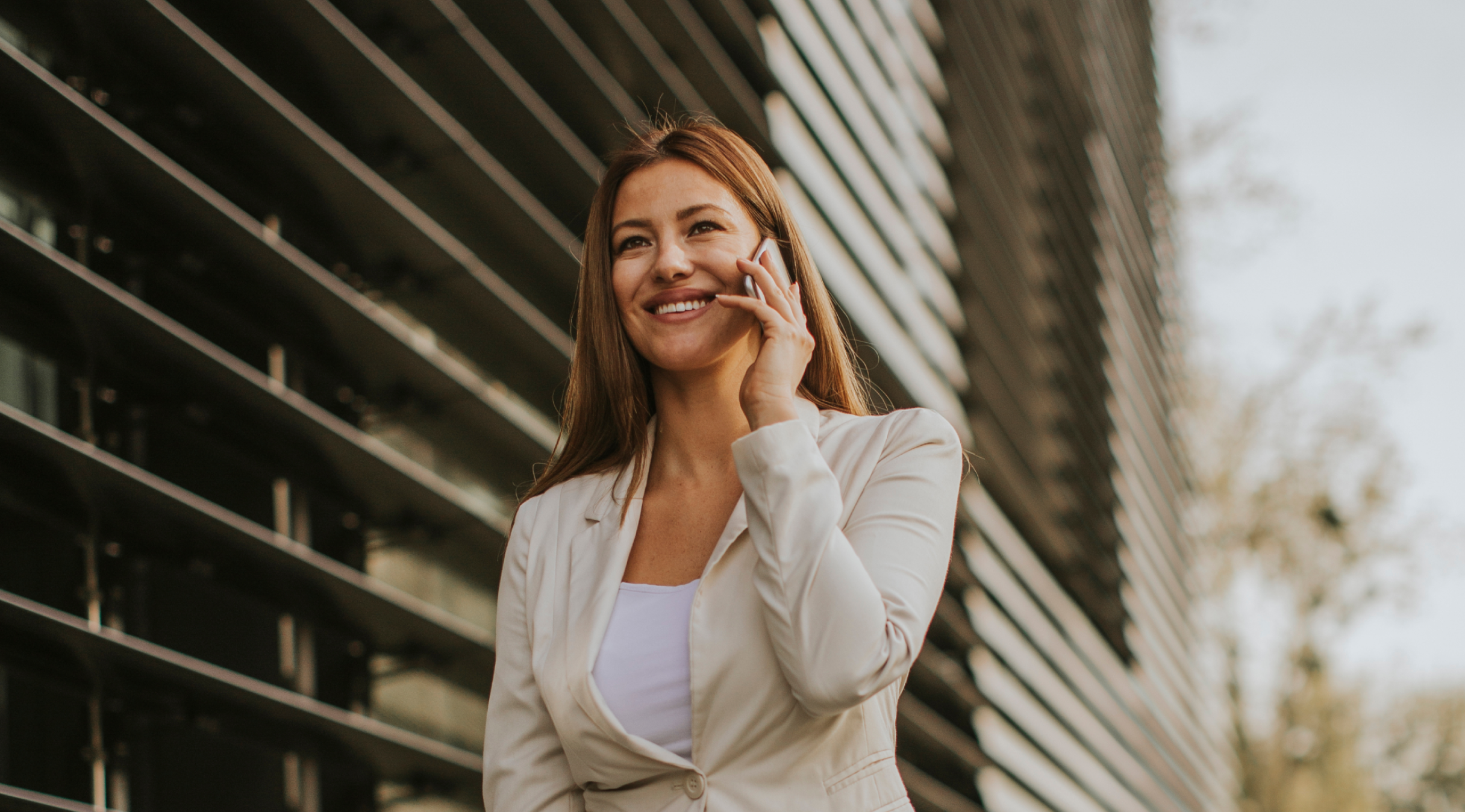 une femme qui téléphone dans la rue