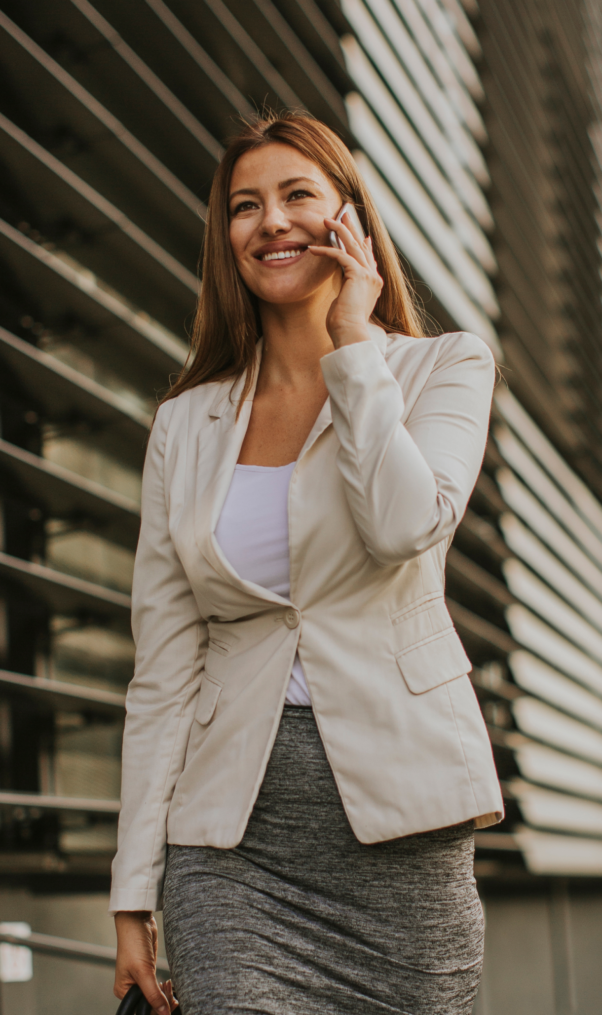 une femme qui téléphone dans la rue