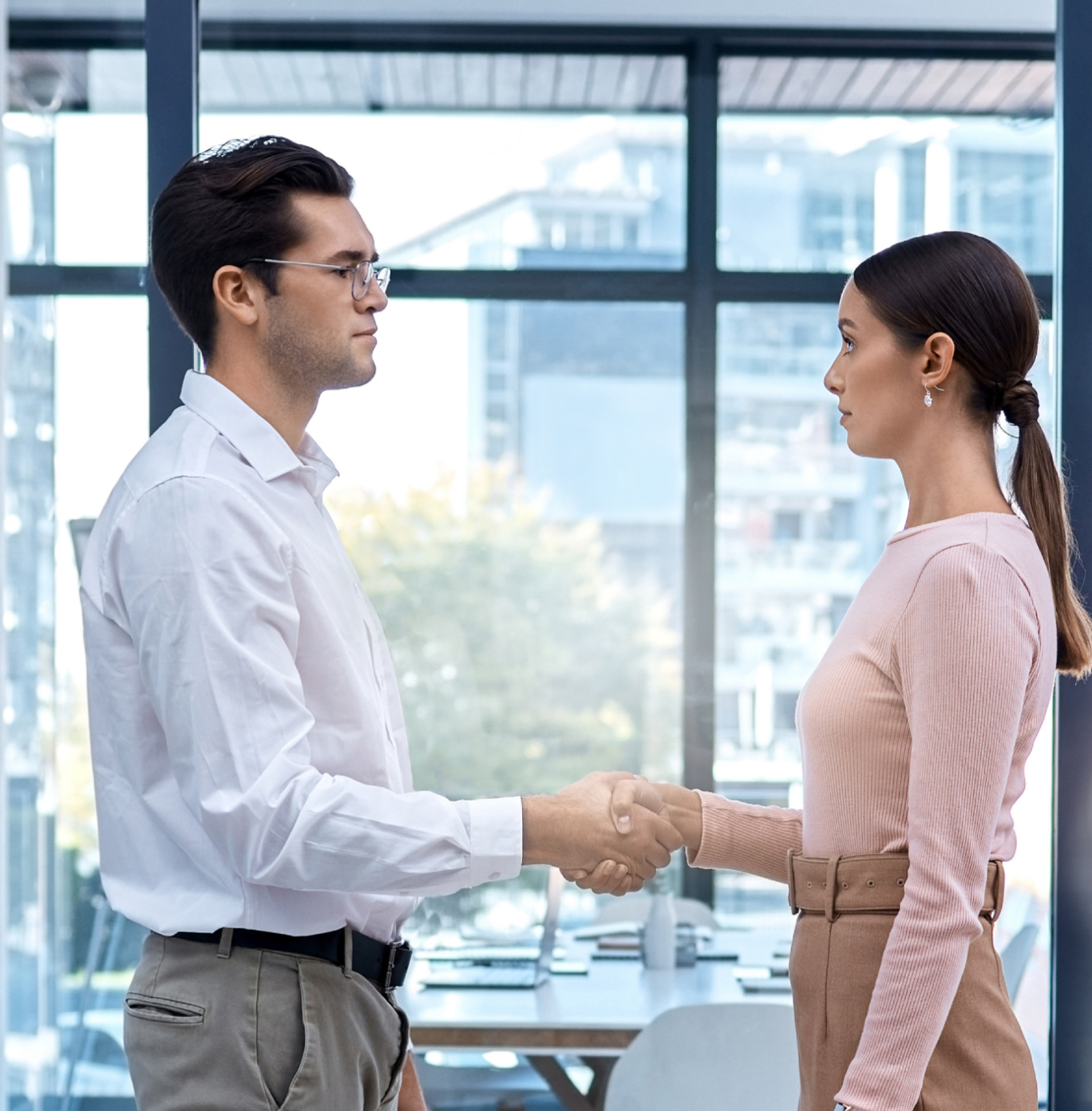 une femme et un homme qui se serrent la main