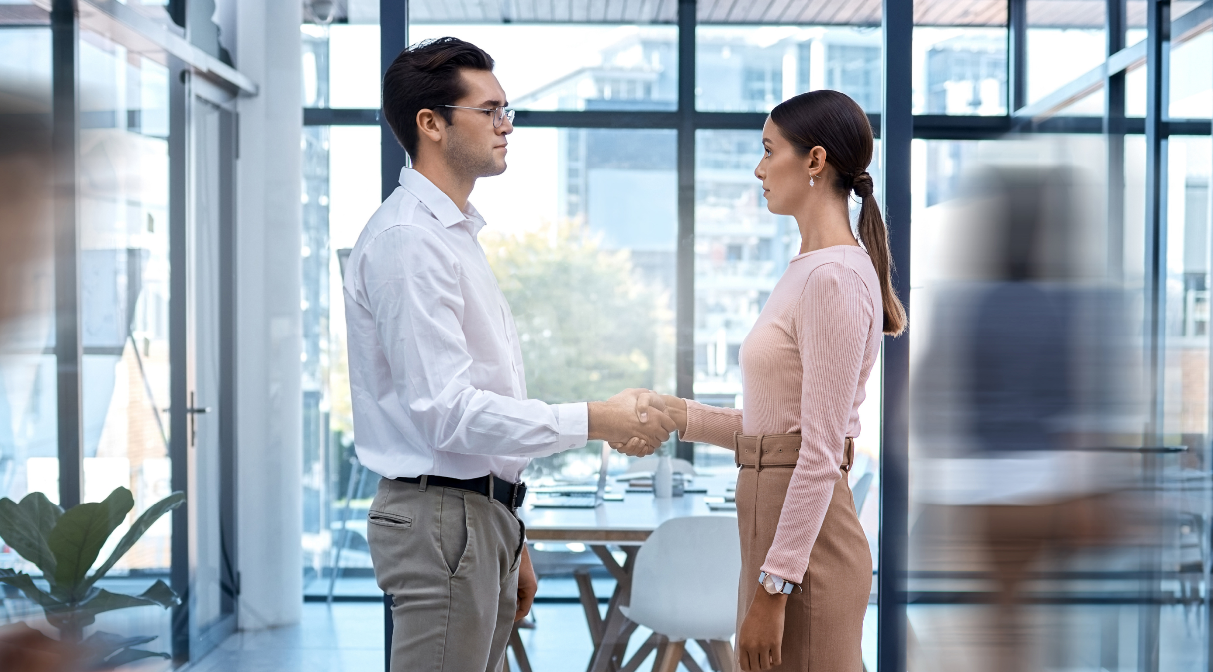 une femme et un homme qui se serrent la main