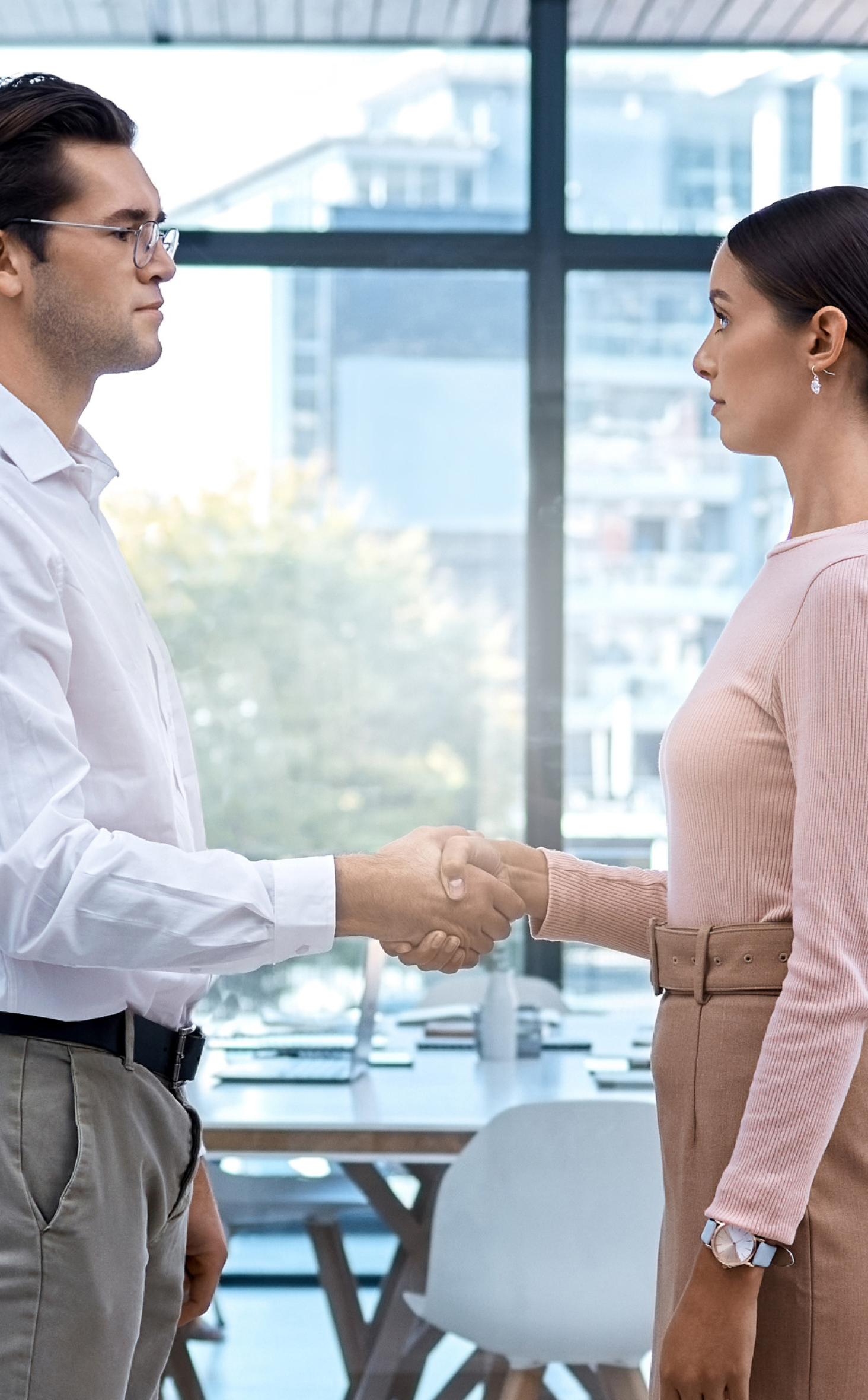 une femme et un homme qui se serrent la main
