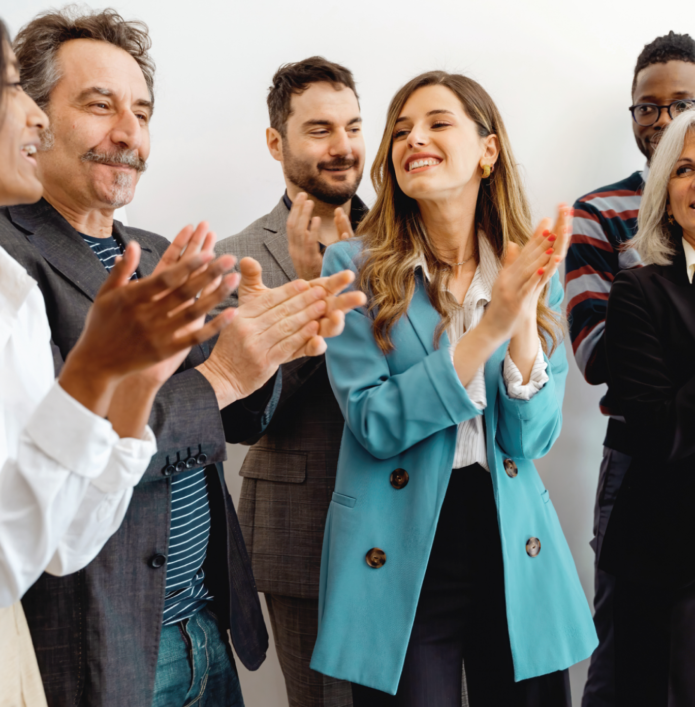 plusieurs personnes qui applaudissent debout