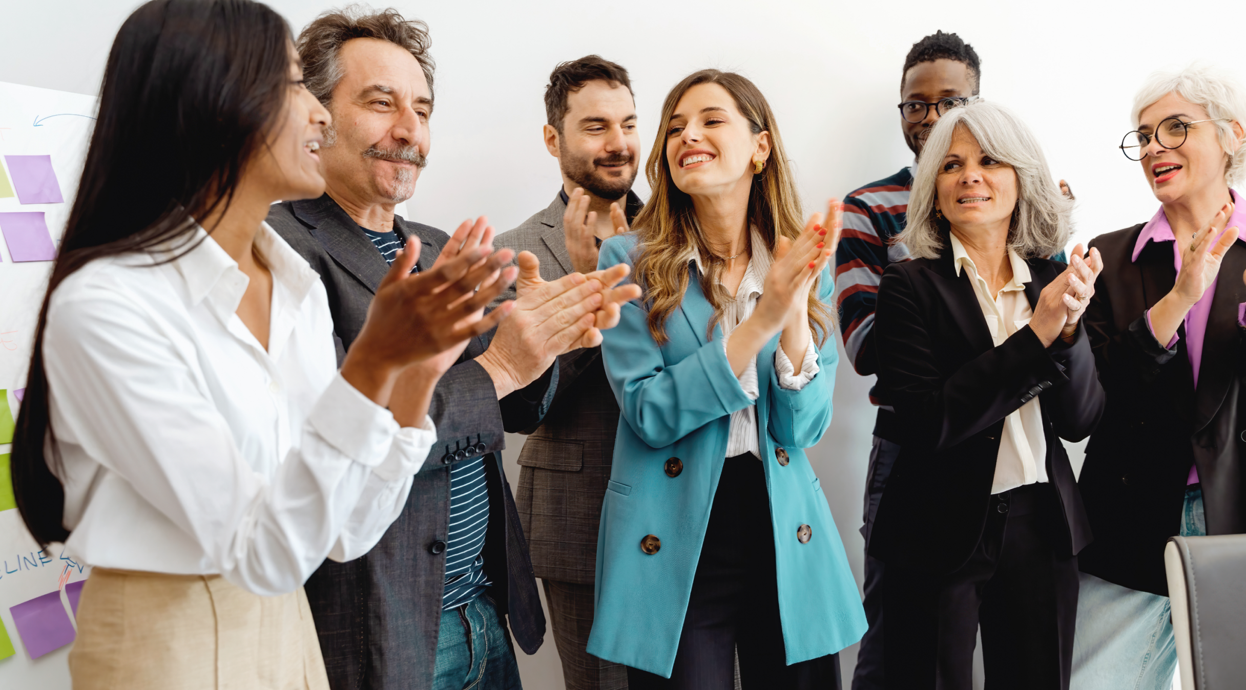 deux hommes et une femme qui applaudissent debout