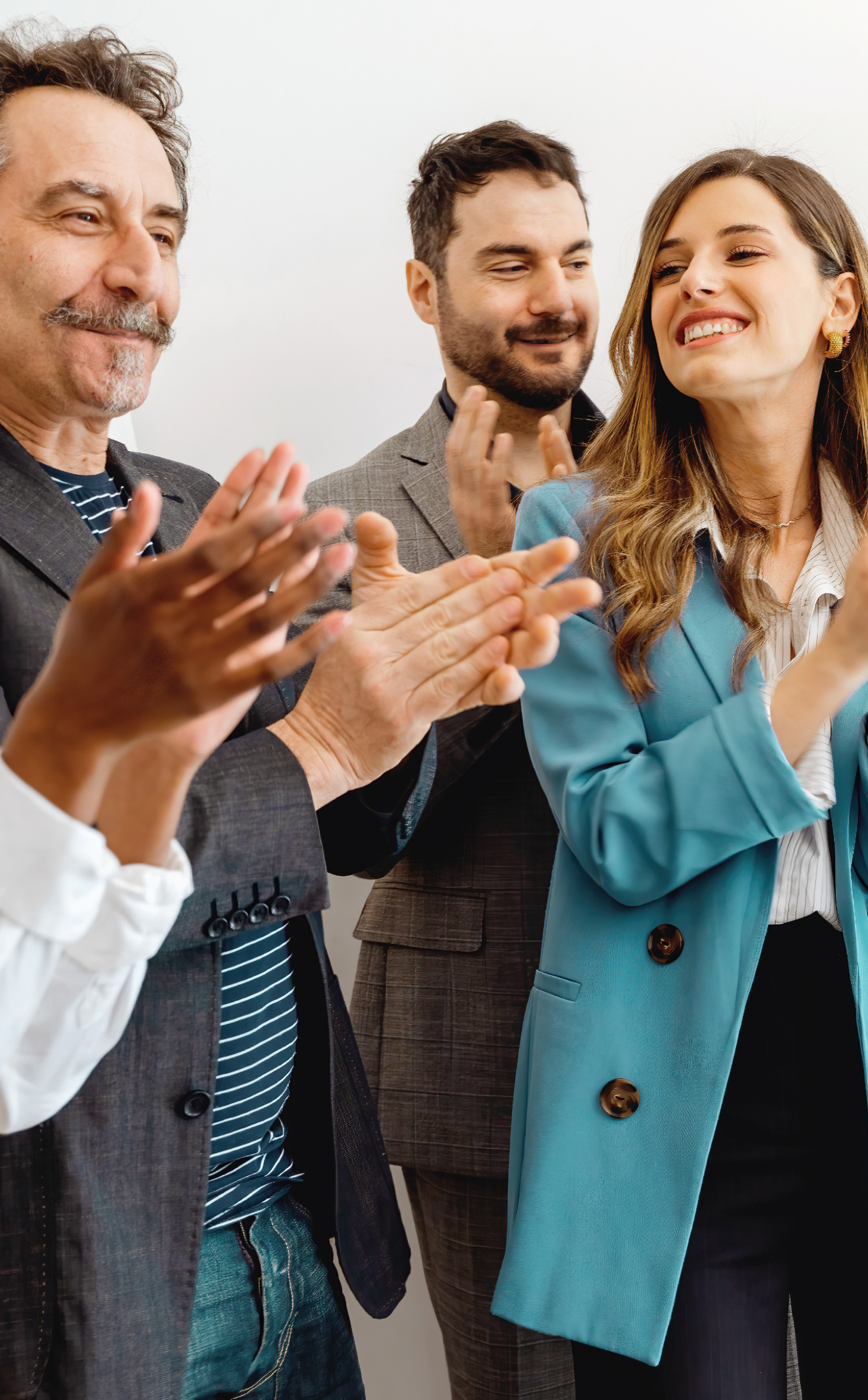 plusieurs personnes qui applaudissent debout