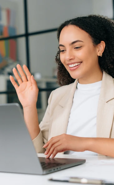 Expert-comptable en visioconférence offrant un accompagnement personnalisé et réactif pour les entreprises.