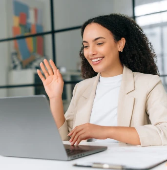 Expert-comptable en visioconférence offrant un accompagnement personnalisé et réactif pour les entreprises.