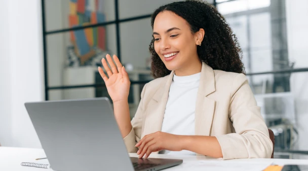 Expert-comptable en visioconférence offrant un accompagnement personnalisé et réactif pour les entreprises.