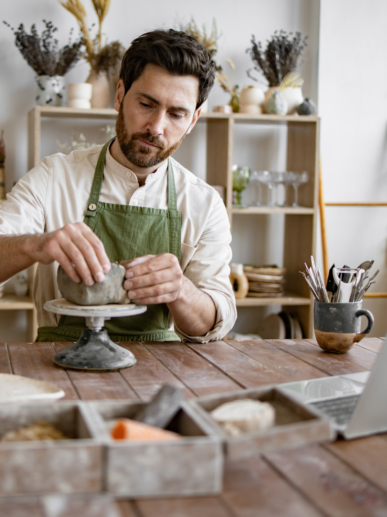 Un artisan potier au travail, accompagné par le cabinet OVCE pour la gestion comptable et fiscale de son activité.